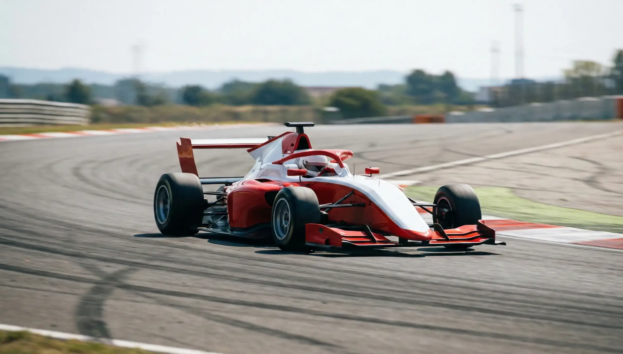 Monoposto di Formula 1 in pista durante un Gran Premio